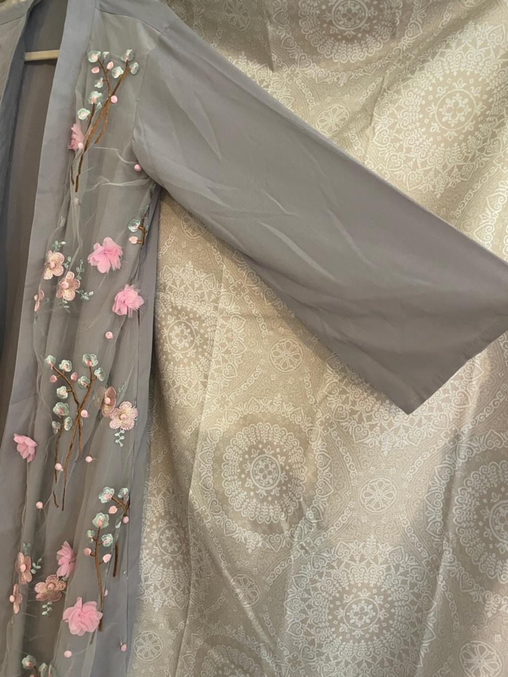 Grey Floral Open Abaya - Picture 7 of 8